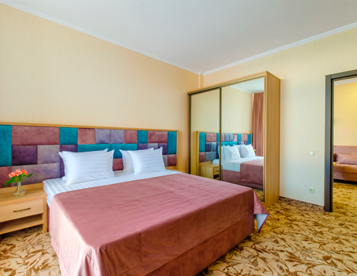 2-местное 2-комн. комфорт (вид на море) - Отель «Династия» Феодосия